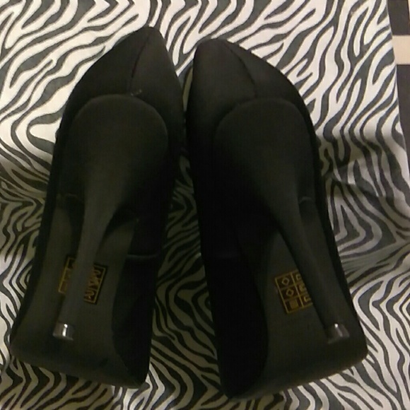 Shoes - Picture 4 of 5